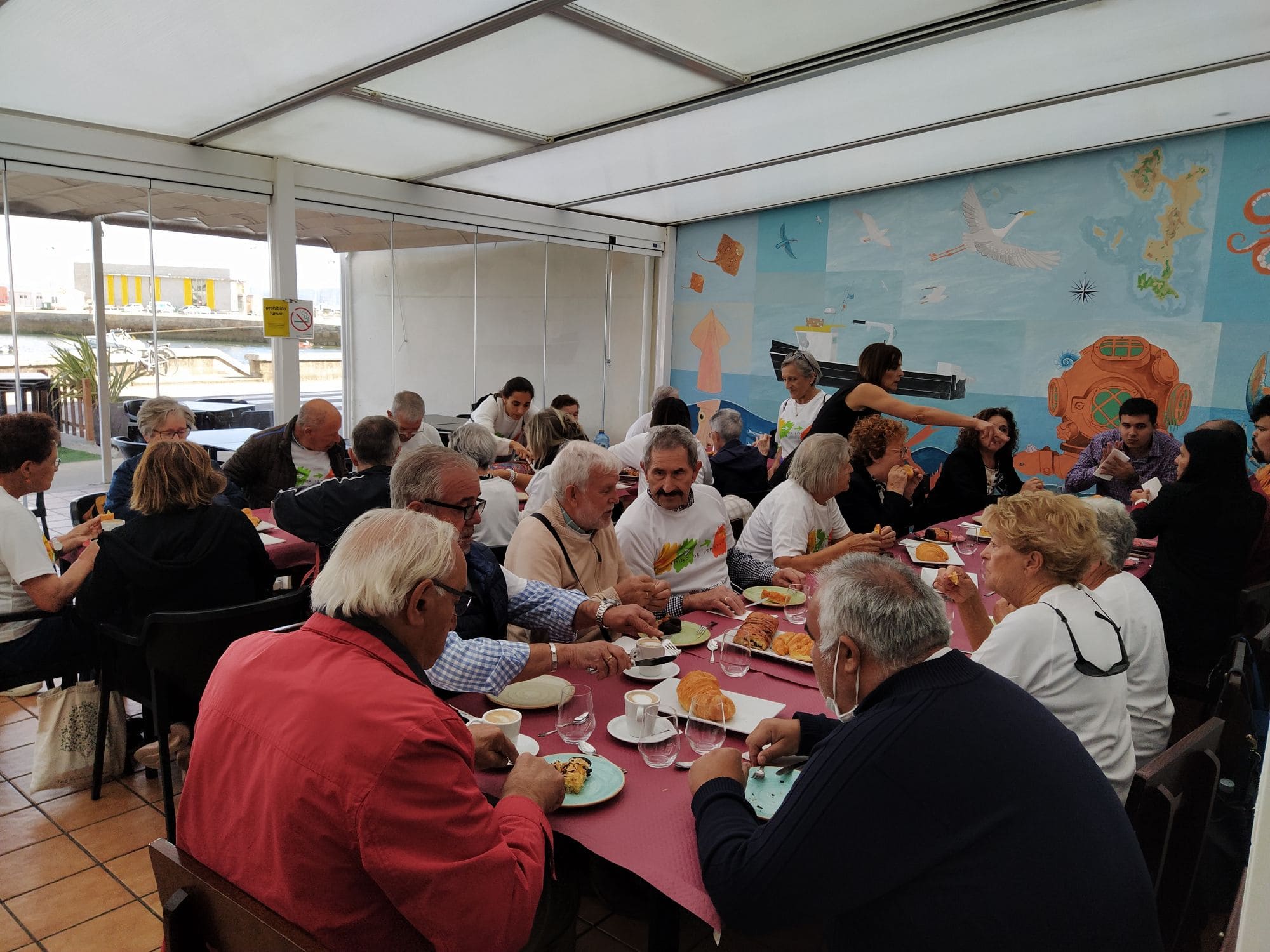 gente de nuestro grupo comiendo