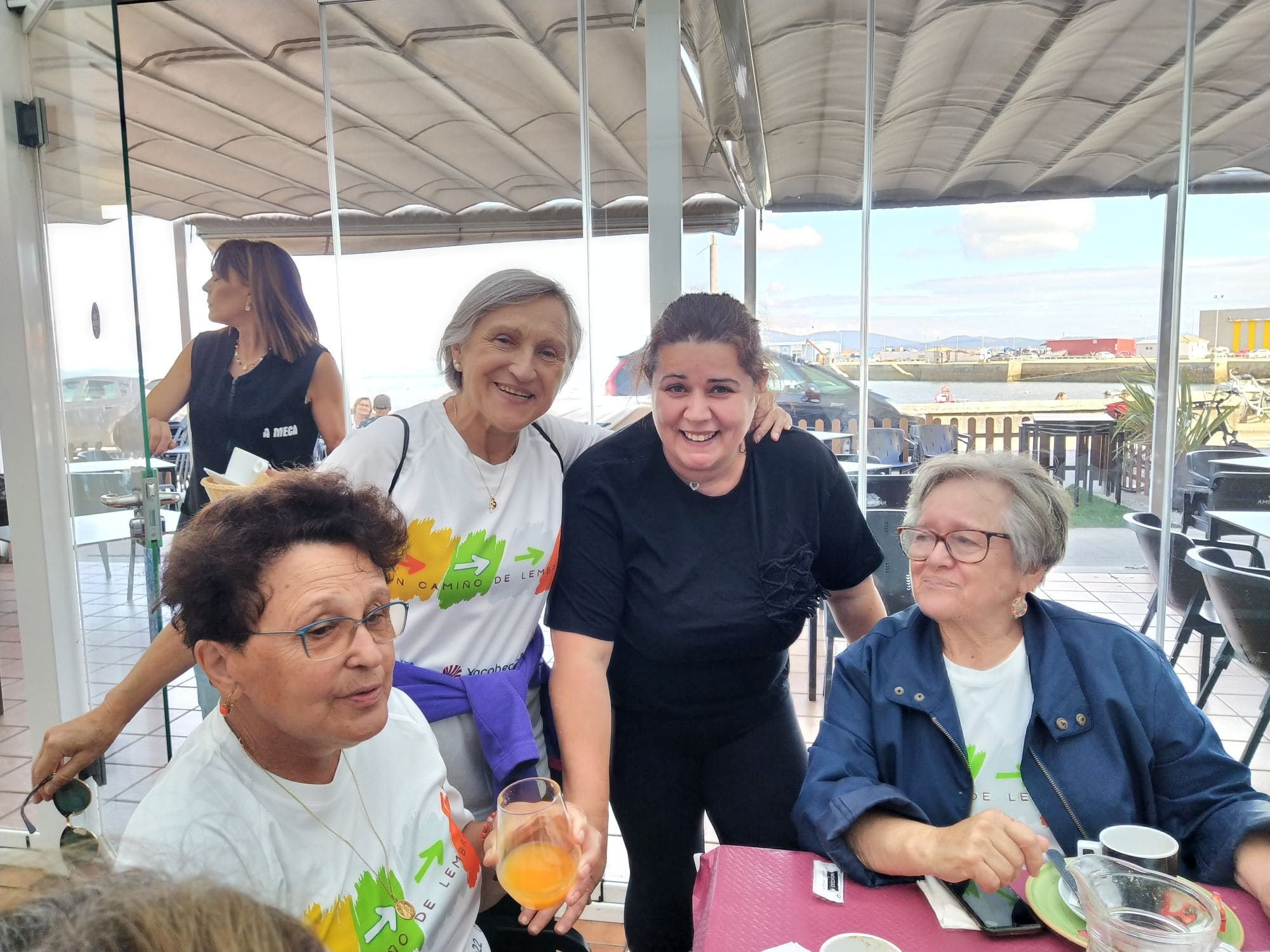 gente de nuestro grupo en un plaza