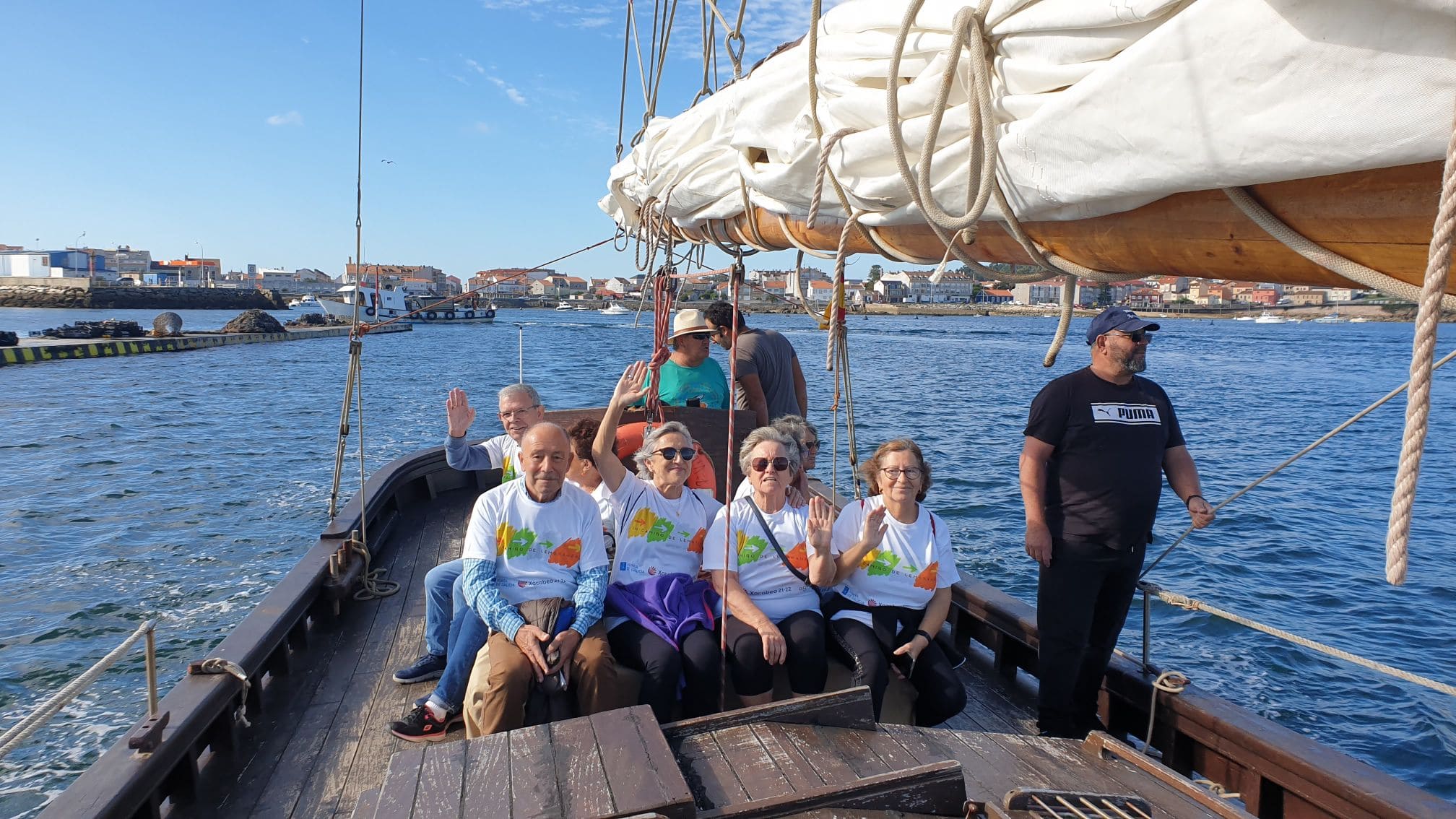 gente de nuestro grupo en barco
