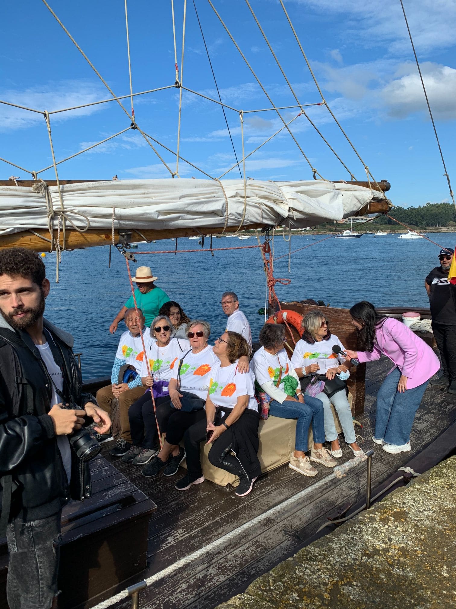 gente de nuestro grupo en barco