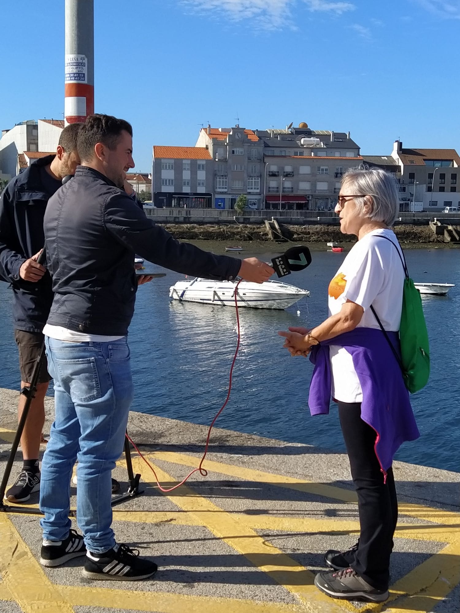 gente de nuestro grupo en una entrevista de la TV