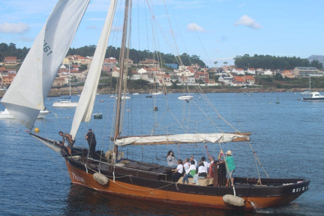 gente de nuestro grupo en un barco