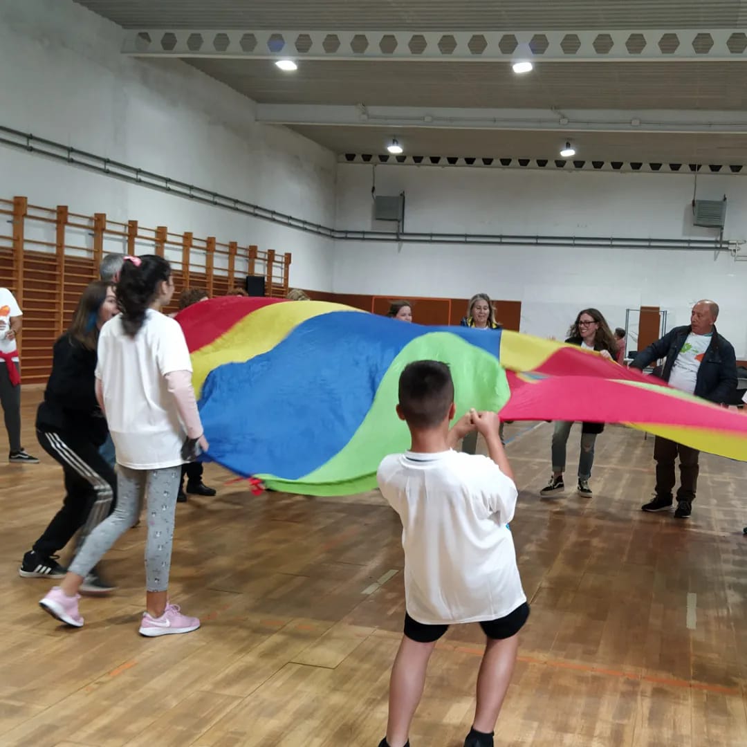 gente de nuestro grupo en un polideportivo