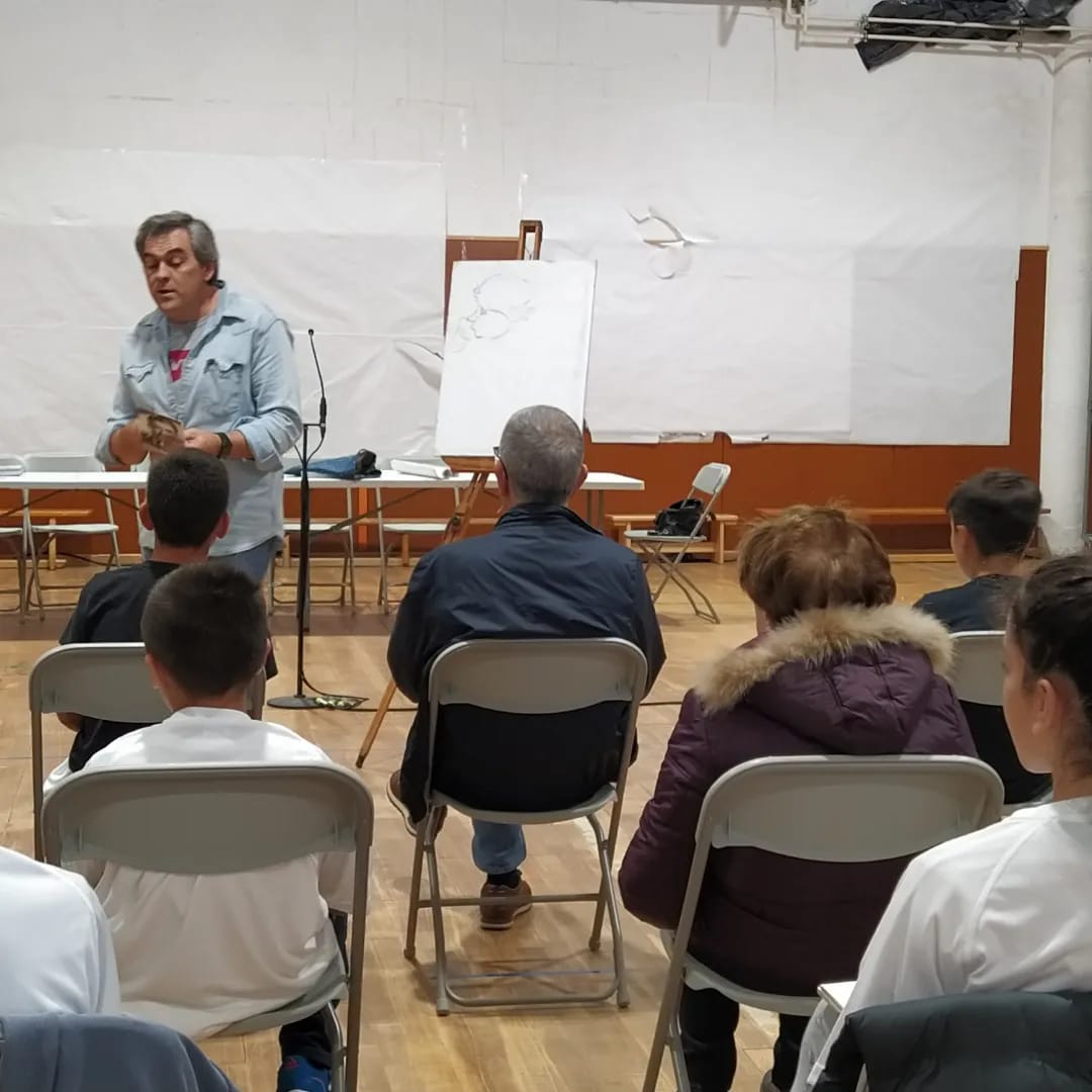 una clase de dibujo con un profesor