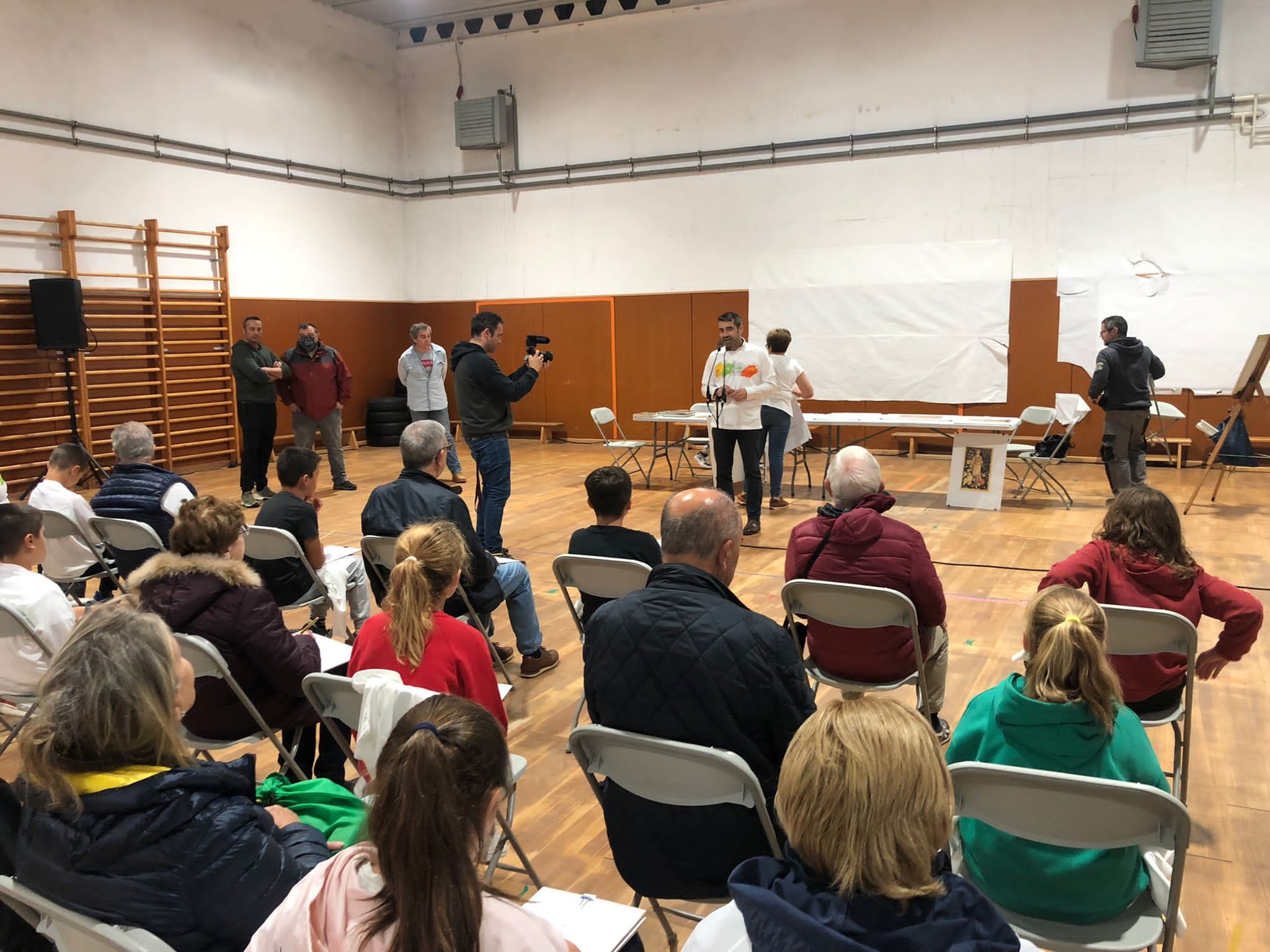 gente de nuestro grupo en un polideportivo