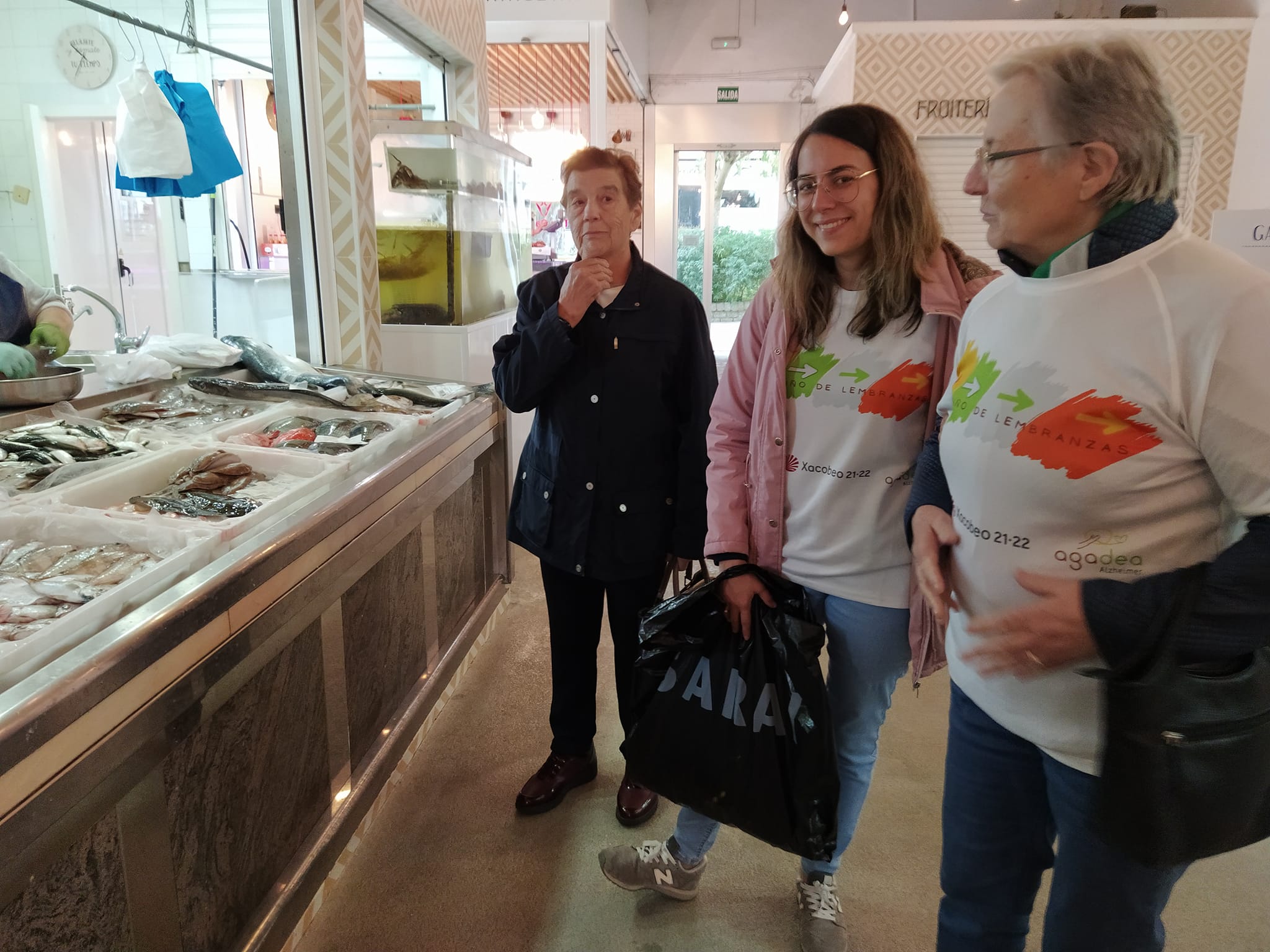 gente de nuestro grupo en una lonja